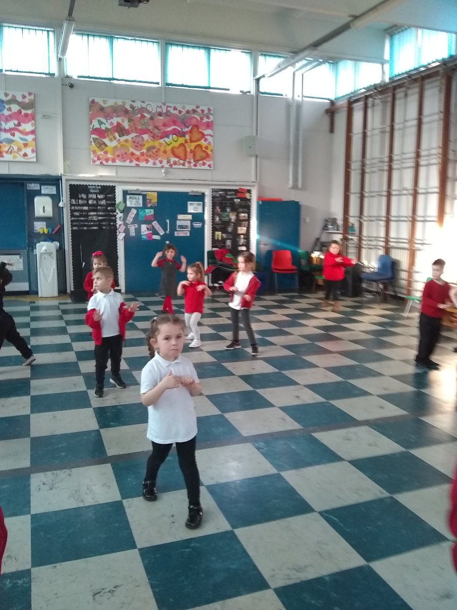 CraigfelenP's tweet photo. Reception enjoying Tai chi as part of our well being and healthy P.E. #cfppe #cfprec https://t.co/gziknLWhvz
