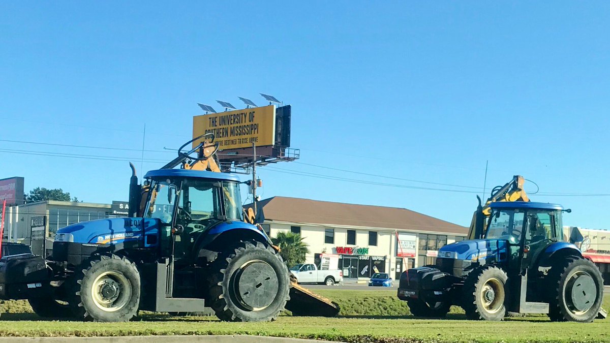 New Holland Agriculture tractors keeping the neutral ground tidy! <a href="/NHAgriculture/">New Holland North America</a>  #tractorlife
