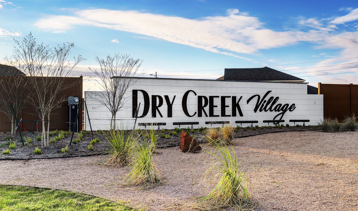 khovhouston's tweet photo. It’s a beautiful day for a #khov party! 🎈💖❤️ Come join us today at our Grand Opening event and Fall in Love with Dry Creek Village in #missouricity. #Realtors enjoy a catered lunch, tour our beautiful model, and check out homes that are available NOW! Event is from 12pm-2pm. https://t.co/oKCWDfwxpG