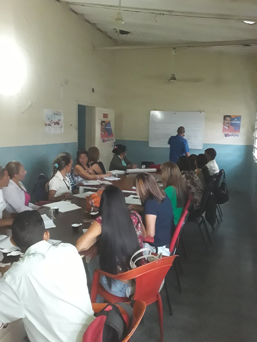 Reunión con el Coord de Educ Med. Gral de la @ZELara2017 el Prof. <a href="/rajomahu/">Raúl José Márquez H</a> socializando orientaciones de las políticas educativas a los Directores del Municipo Palavecino #VenezuelaquierePaz