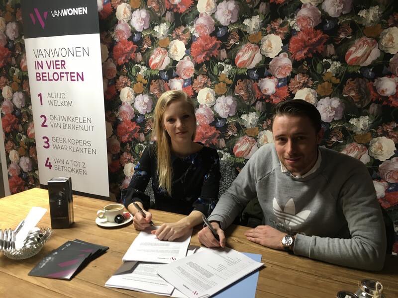 Vandaag werd de allereerste huurovereenkomst van het VanWonen Woningfonds getekend door Margot van Rijn-Malipaard en haar man Chiel van Rijn. Ze zien er enorm naar uit om dit voorjaar met hun kinderen in hun nieuwe huis in Nijmegen te gaan wonen! #denieuwestijlvanontwikkelen