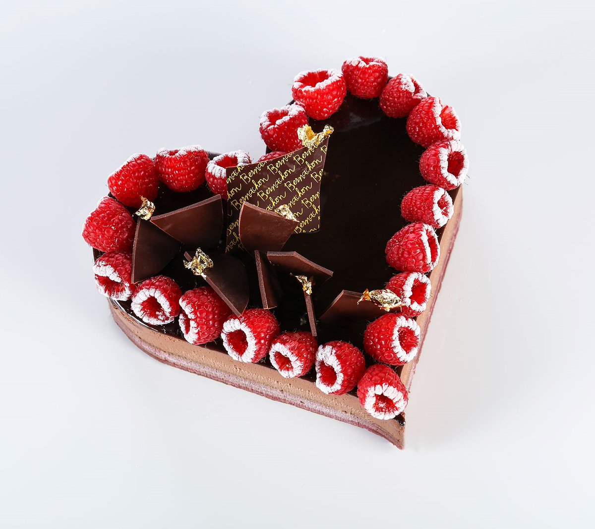 Pour la St valentin, succombez au coeur Intense: chocolat noir et framboises.
Disponible en boutique: 4/6 personnes.

#bernachon #lyon #patisserie #stvalentin