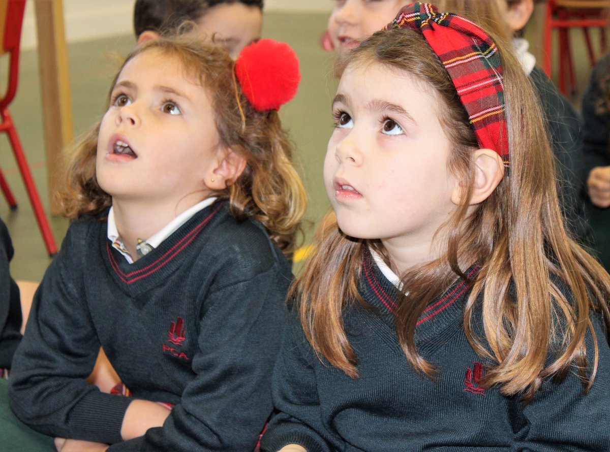 MontespinoEdu's tweet photo. Dentro del programa #ToBeMoreForOthers hoy nos ha visitado Elena Vázquez, #enfermera y madre de #Infantil. Nos ha contado cómo ayuda a los demás cuidando a los enfermos #PonTusTalentosAlServicioDeLosDemás #PadresImplicados #2B+ #Valores #FormaciónCompleta #Colegio #Coruña https://t.co/0dUbVSHUC5