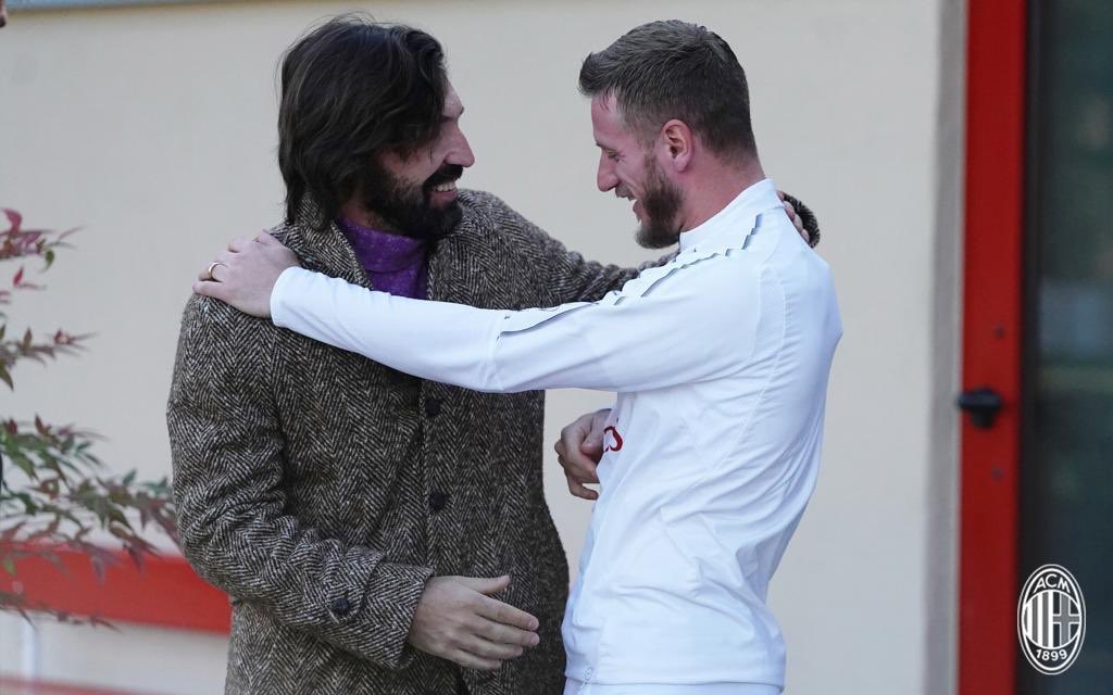 ignazioabate's tweet photo. Sempre bello rivederti..#leggenda #trillicampanellino @Pirlo_official @acmilan 🔴⚫ https://t.co/BPivD7TQW0