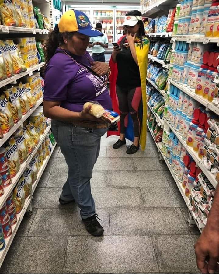 Opositoras venezolanas, famélicas y desnutridas, van a reavituallarse en una tienda durante la celebración de la marcha de ayer, en la que gritaban pidiendo "ayuda humanitaria".
Ojo, no es fake ni broma.
Es la triste realidad.
#NoIntervenciónMilitarEnVenezuela
#VenezuelaAurrera