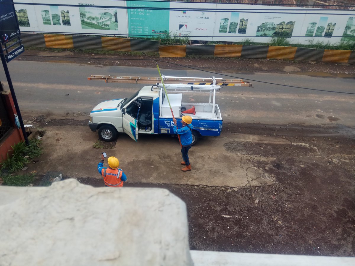 tetirubi's tweet photo. terima kasih banyak  @pln_123 unit sumedang atas responnya yang sangat cepat, dalam menangani laporan. Kurang dari satu jam petugasnya udah datang. Walaupun ternyata kabel yang turun itu kabel telkom tapi tetap diperbaiki. Good job. https://t.co/iW4cVqLrbm
