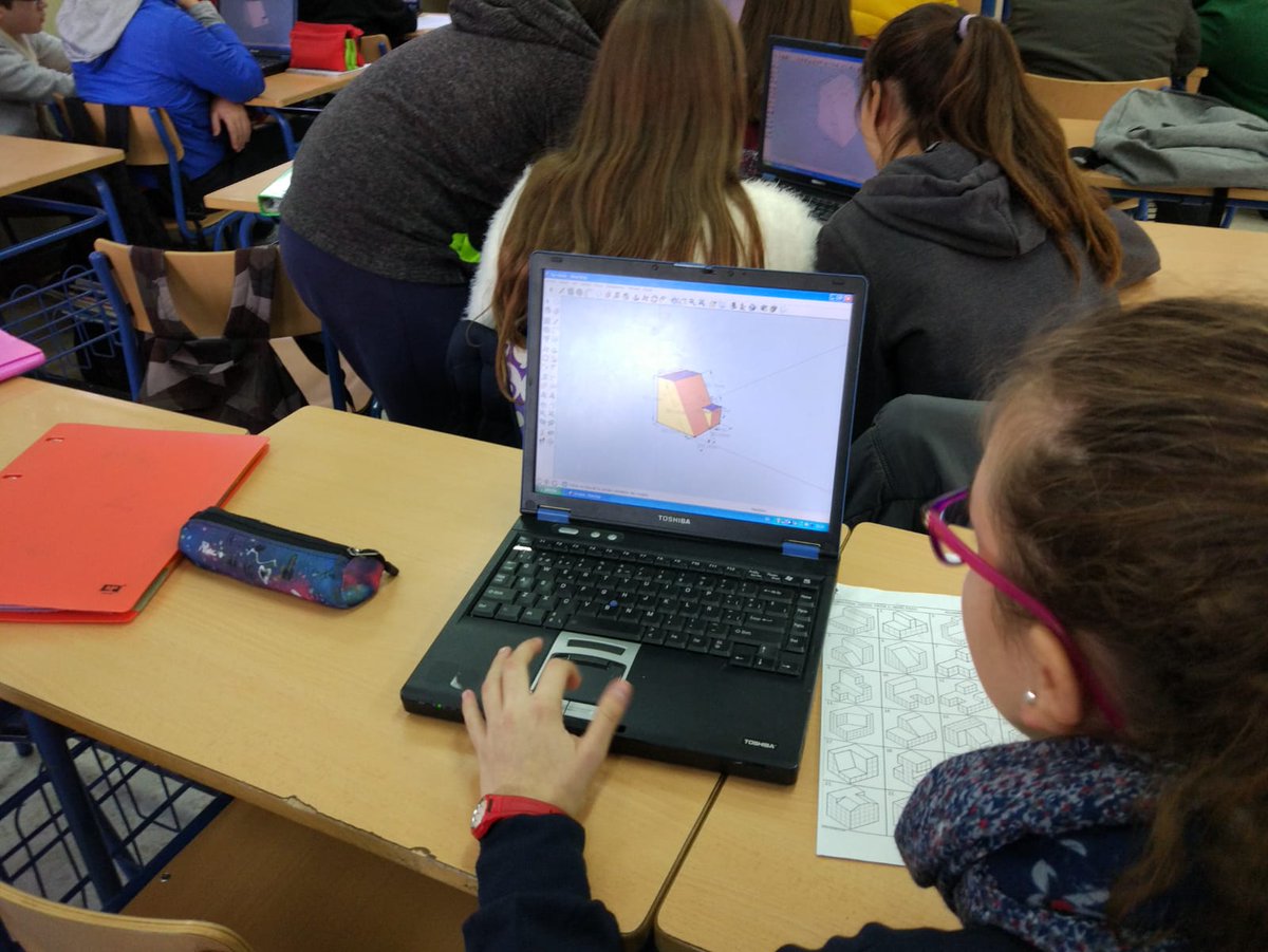 La asignatura de Tecnología en la ESO puede capacitar a una alumna o alumno de 13 años a que sea capaz de diseñar en 3d y de que encima le guste. #sialatecnologia #mujerytecnologia #mujeryciencia #tecnologiaeso