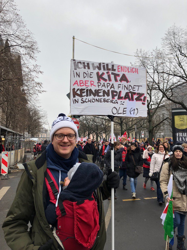 viethentus's tweet photo. Ohne Erzieher kein Kitaplatz: Malte Ortmann, DJ &amp; E-commerce-Manager,demonstriert mit Ole,1, für höhere Kitagehälter https://t.co/r41WhmgY3n