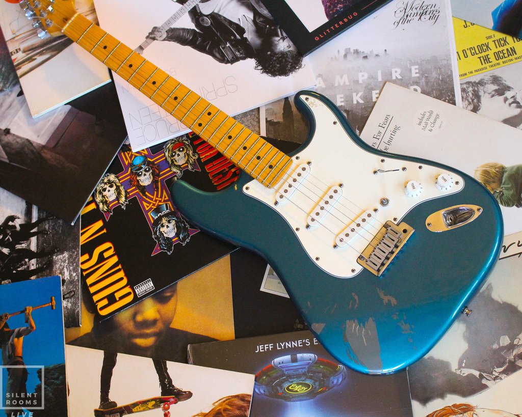 nice collection 

#fender #vinly #elo #gunsnroses #vampireweekend #u2 #brucespringsteen #tracychapman #beastyboys #davidbowie #themagicnumbers #jamesbay #inxs #ledzepplin #tearsforfears #depechemode