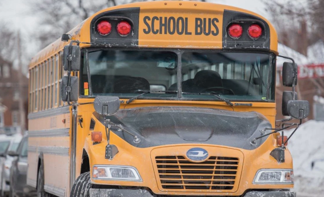 Chers parents, 
Les routes d'autobus de l'extérieur de la ville (M-600, M-606, M-705) sont annulées aujourd'hui. Si vous venez mener votre enfant à l'école, vous devez venir le chercher au gymnase de l'école à 15h45 en après-midi.
Passez une bonne journé… bit.ly/2DCQSeD