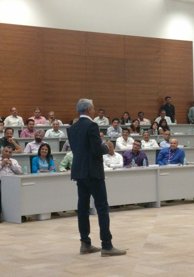 RelianceGCS's tweet image. Capt. Raghu Raman shares insight about how your brain is programmed to recognize patterns of information (human faces, letters, music notes, etc.) and assign them meaning. #GCSConnect #Masterclass #stories