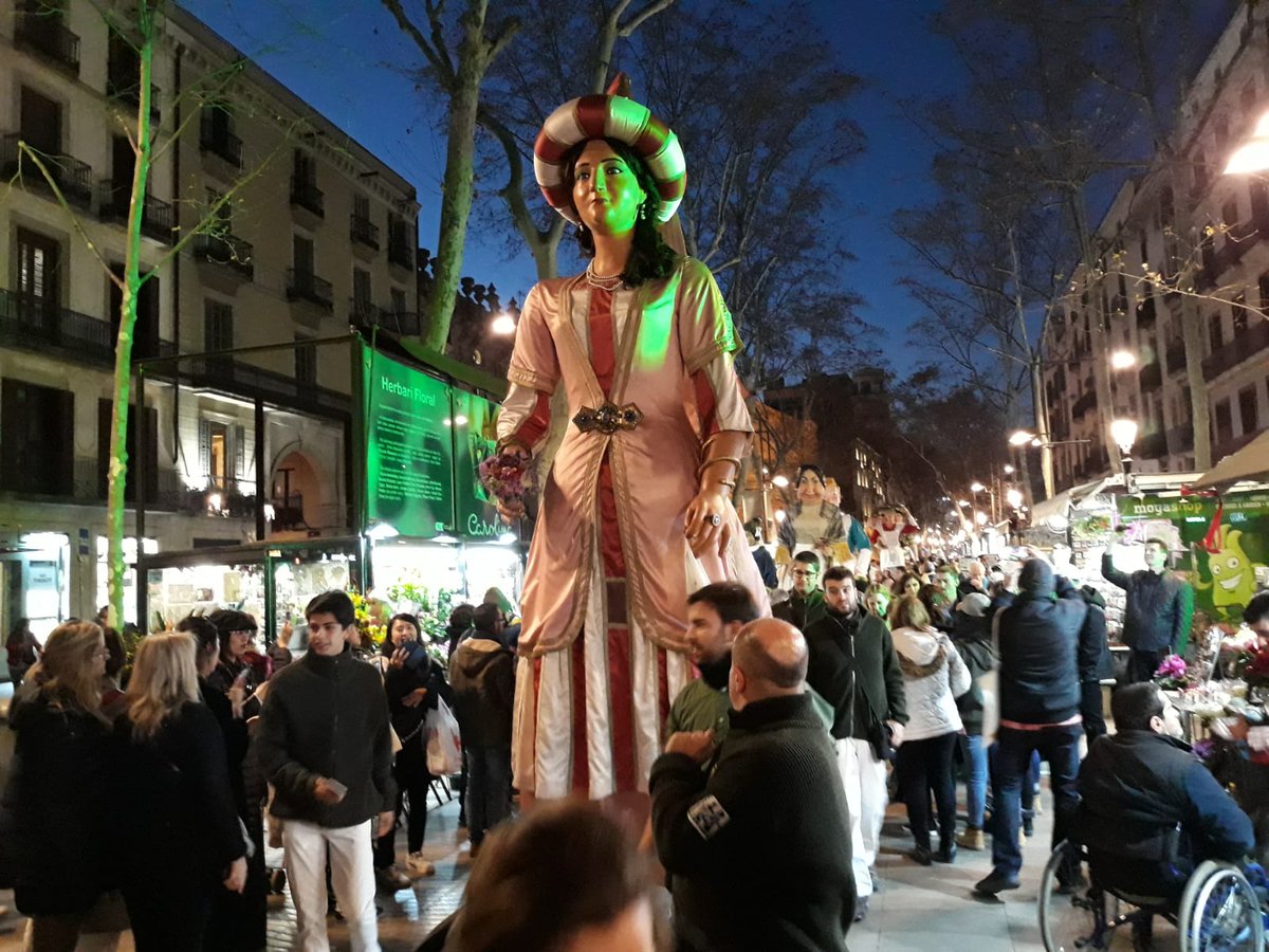 DiveBarcelona's tweet photo. Ahir les festes de #SantaEulàlia19 van arribar a la seva fi amb "La Passejada i el Ball de les Laies", una cercavila de gegantes que va desfilar pels carrers del Barri Gòtic fins a Plaça Sant Jaume, on va tenir lloc el ball tradicional. #Barcelona #DiveBarcelona https://t.co/TEaXs3K5H0