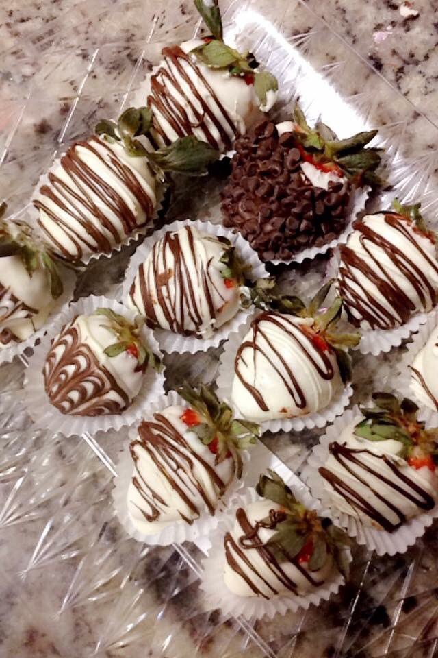 hiiambriiittttt's tweet photo. Cupcakes Box $8 / Chocolate Covered Strawberries $20 ! Last Day To Place A Order β€οΈ #thesweetestbitee https://t.co/wRtBoQ3mOc