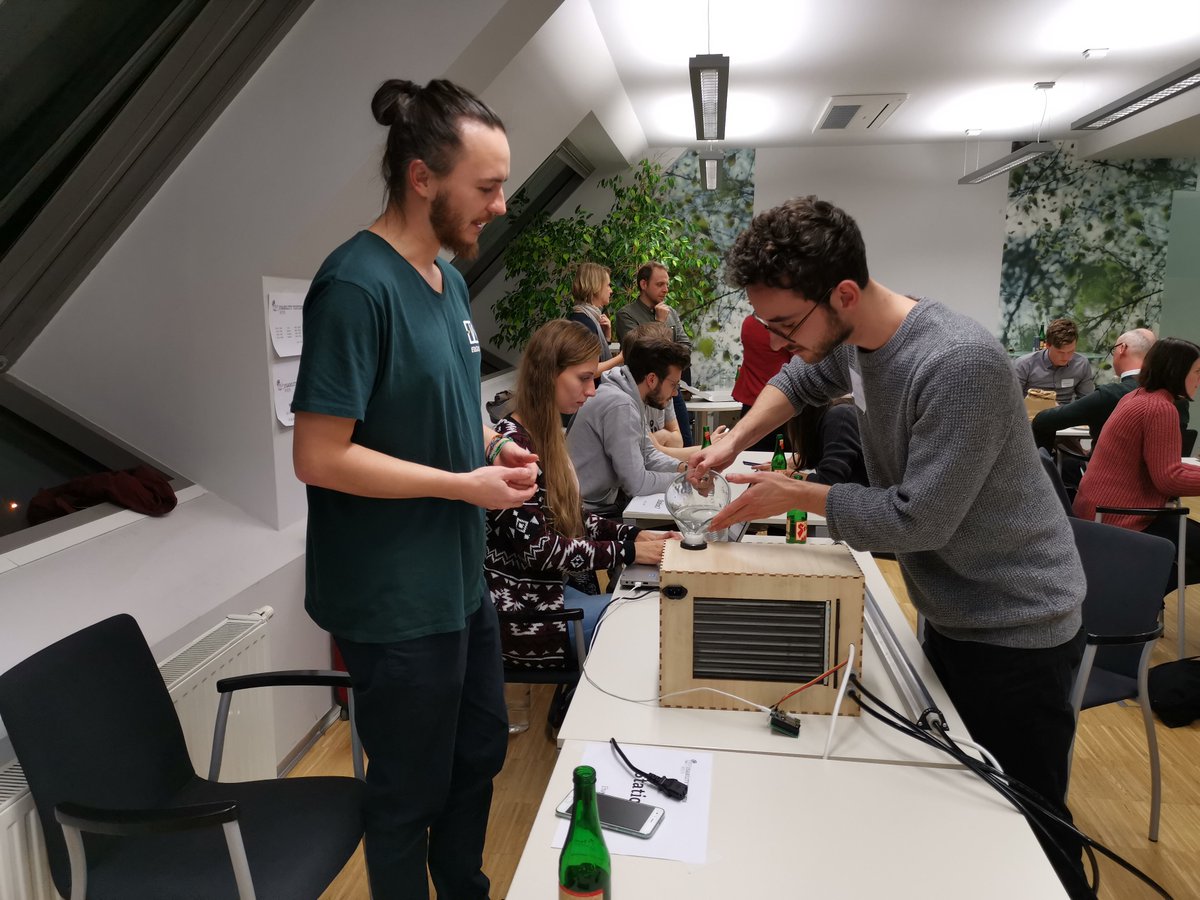klimafonds's tweet photo. Gestern Abend ging es schnell zur Sache: Produktoptimierung für unserer #greenstarter - In sechs “Speed Testing” Runden à 12 minuten, trafen interessierte Nutzer auf neugierige Entwickler. Mehr Fotos auf facebook-> https://t.co/O8HjOqD57H #startups @derbrutkasten @ingmarhoebarth https://t.co/WbxasqAtYM