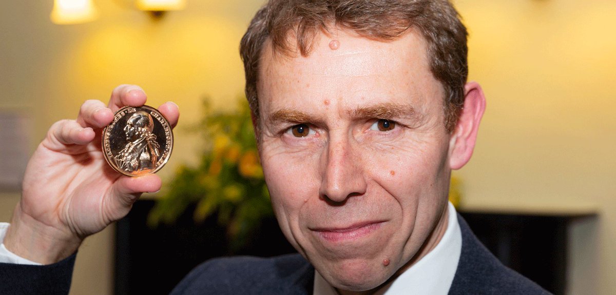 Proving his work is out of this world, our astrophysics expert Prof Stephen Smartt has been awarded a Gold Medal by @RIAdawson for his outstanding scholarly contribution and influence in his field: ow.ly/VbDA30nGslb

Congratulations, Prof Smartt!

#RIAGoldMedals #LoveQUB🔭