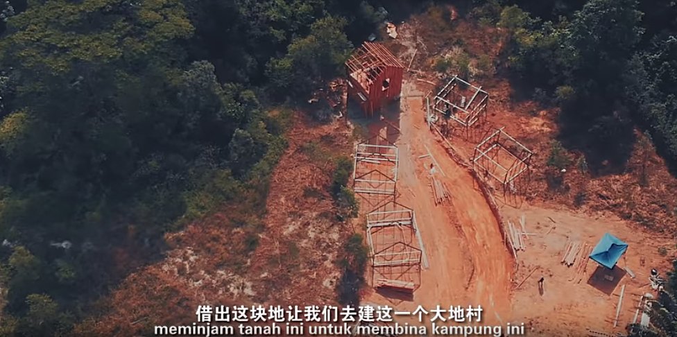 FilemKita's tweet image. Satu pertiga daripada kos keseluruhan digunakan untuk membina set kampung dan menyediakan props yang berkaitan.

#AmazingSpring