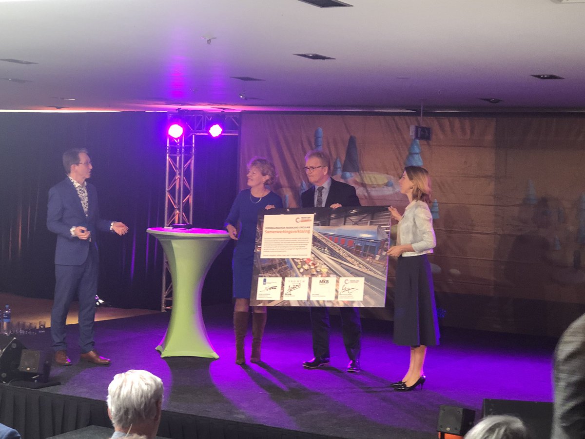 Vandaag lanceerden <a href="/SvVeldhoven/">Stientje v Veldhoven</a>, Hans de Boer (<a href="/VNONCW/">VNO-NCW</a>) en onze directeur-bestuurder <a href="/MariavdHeijden/">Maria van der Heijden</a> het #Versnellingshuis @NLcirculair. Maria: "Ondernemers hebben de daadkracht om de economie te veranderen."   mvonederland.nl/nieuws/circula…