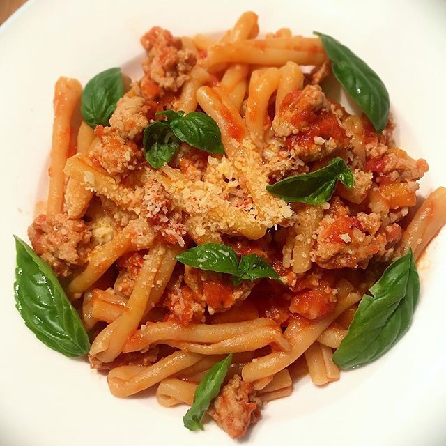 Chicken bolognese with casarecce pasta 🍝 basil 🌿 from my garden
.
.
#chicken #chickenmince #bolognese #chickenbolognese #casarecce #pastagram #instapasta #pasta #midweekmeals #homecooked #feedfeed #food52 #foodphotography #basil #pastalover #italianf… bit.ly/2IjC4r0