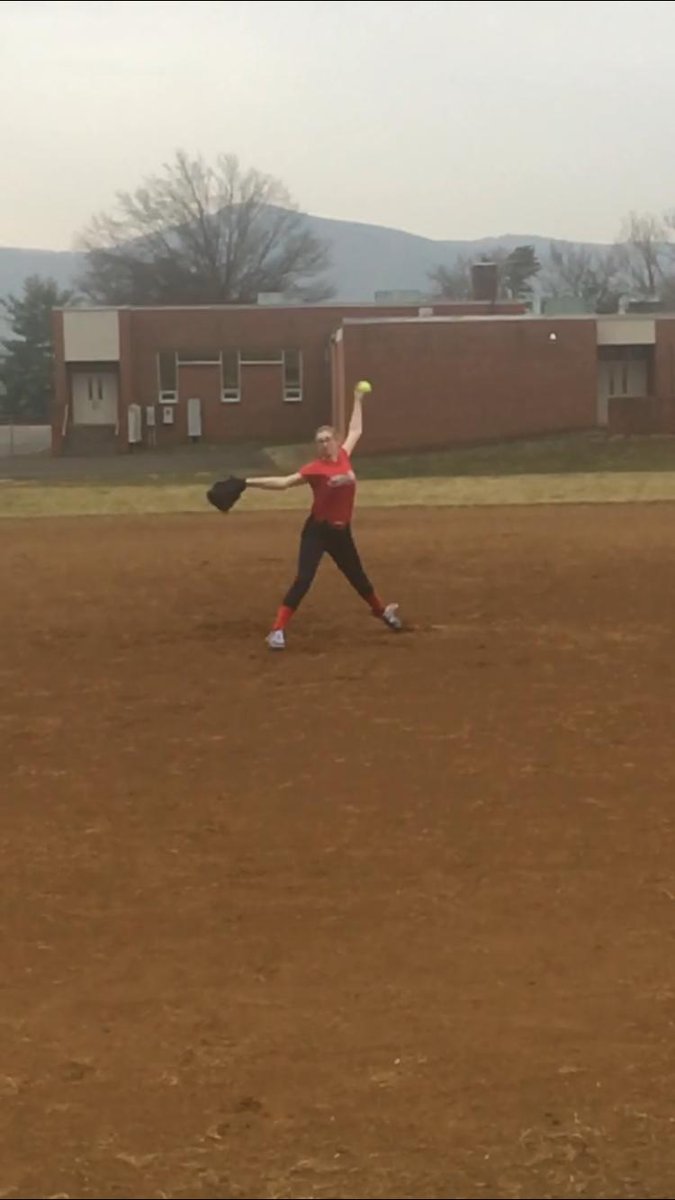 beachlifefive's tweet image. Look at that form! At 11 years old..not to shabby!  #softballlife ##pitchinglife #fastball