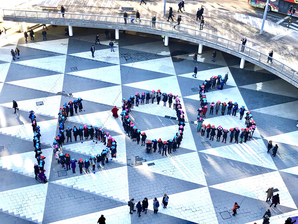Nu är årets klockslag här: Kvinnor jobbar gratis 54 minuter om dagen. Det innebär 48 000 kronor på ett år. Dags för #lönheladagen
