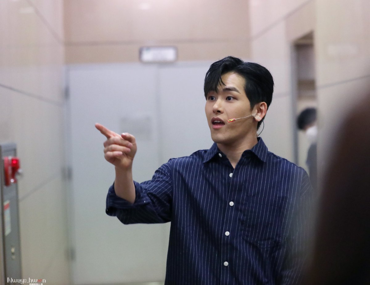 Always_hwon's tweet photo. 어?!
너도 이호원 좋아해?
야! 나두 

#호야 #이호원 #HOYA #LEEHOWON #ホヤ #호원아_너의_옆을_끝까지_지킬게 https://t.co/OHgOXUV7OI