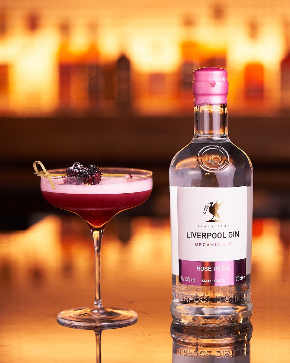 LPLGinDistiller's tweet photo. #ValentinesEdit: Black Rose available at Liverpool Gin Distillery!
🌹 50ml Liverpool Rose Petal
🌹 25ml Chambord
🌹 12ml Blueberry Sugar Syrup
🌹 5ml Rose Petal Syrup
🌹 25ml Single Cream
🌹Hand full of Fresh Blackberries
🌹Garnished with rose petals https://t.co/ydcwIvTjX7
