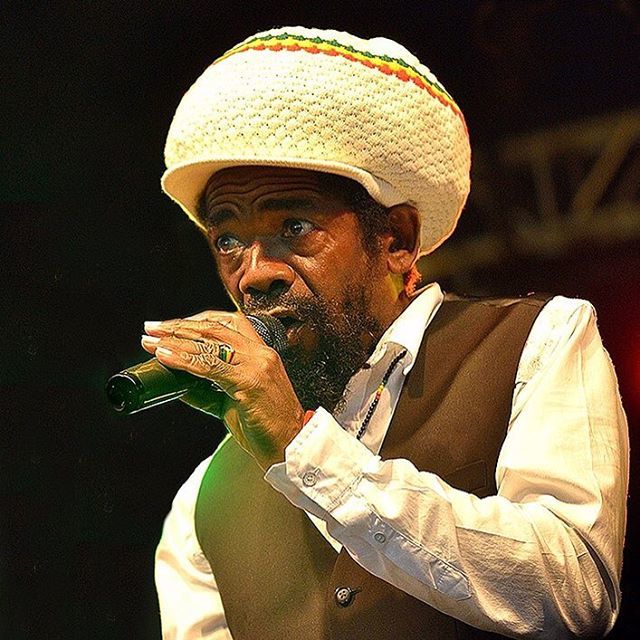 realxamount's tweet photo. โค๏ธ๐๐#reggaemonth @xamountofficial @xamountfanpage celebrating di sweet sounds of @cocoa_tea13 โShe sey she wanna ah good life- no man fhi cause har pain an strifeโ ๐ผ๐ง #reggae #legend #cocoatea #xamount #reggae #reggaedancehall #dancehall #jamaica #maโฆ https://t.co/rNtYfl8UxL https://t.co/KxG54SGiRk