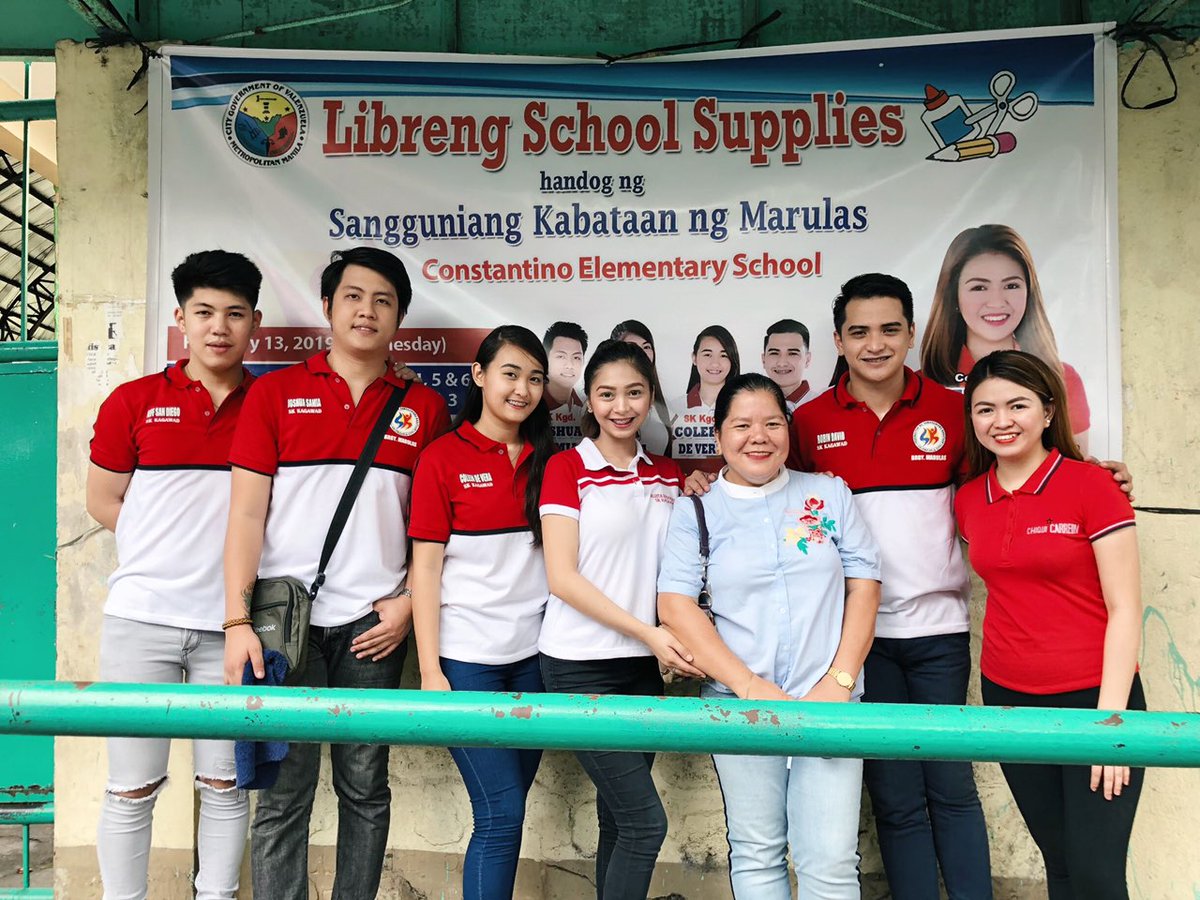 rex_gatchalian's tweet photo. Our hard working SK Kagawads of Marulas - Robin, Coleen, Alota, Jeff, Josh, Nina...spent the whole day distributing school supplies sa mga public schools sa Marulas...5 more days to go!!! 

Salamat din kay Kap. Cocoy, and the barangay kagawads... https://t.co/XQv30XNTiU