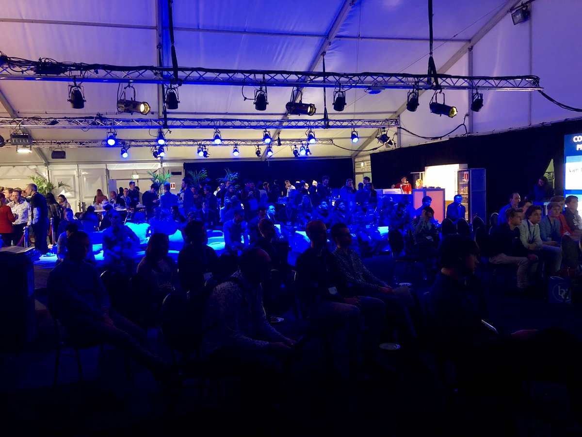 Vandaag staan we op @bedrijvendagen van <a href="/UTwente/">University of Twente (inactive)</a> met <a href="/studio_MAD/">MAD</a> en <a href="/MADlab_nl/">MADlab</a>, waarin we ook ons #hyperreality concept presenteerden aan studenten. Kom ons bezoeken op stand 28.