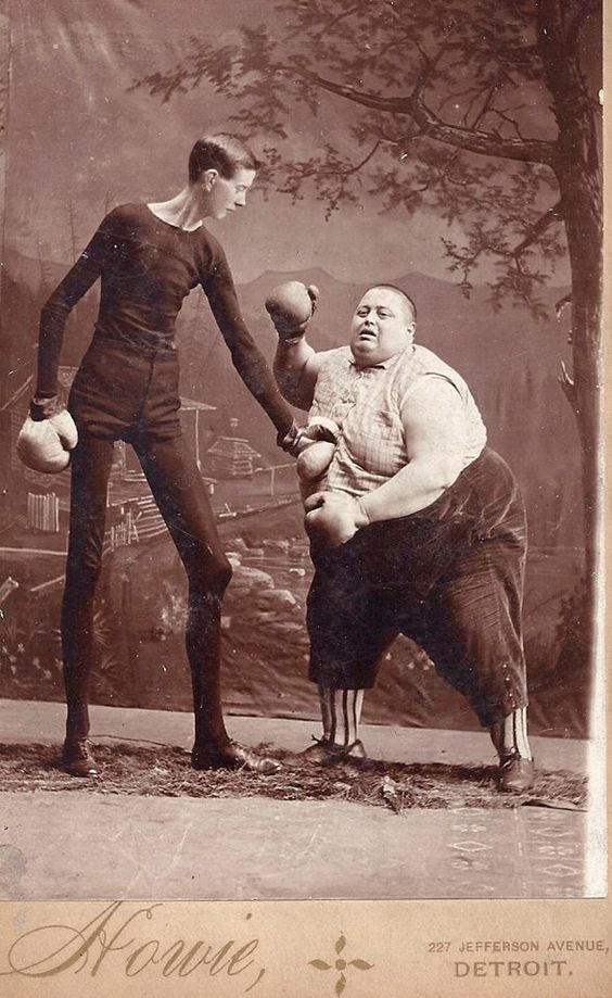 TheStrangeshit's tweet image. A freak show boxing match was common back in the early 1900's and often included people of opposite stature. #strange