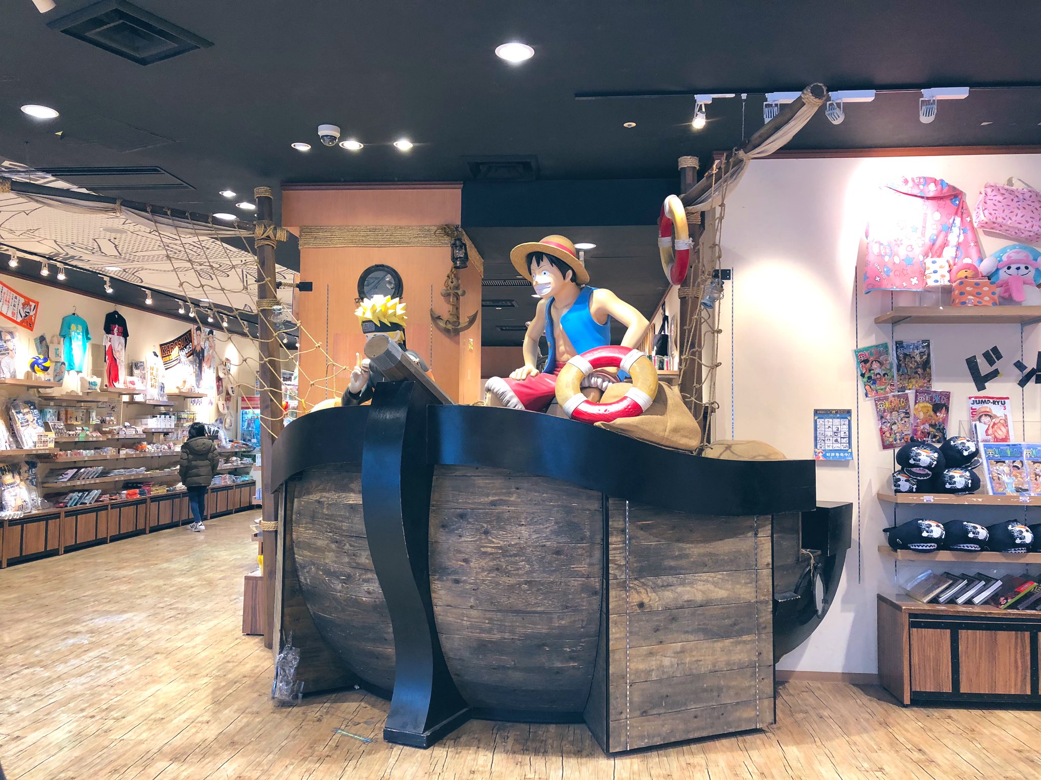 Usj情報局 L C A Studios ジャンプショップ ユニバーサル シティーウォーク大阪店の営業は4月7日までです 店内には移転の案内が出てます Usj ジャンプ