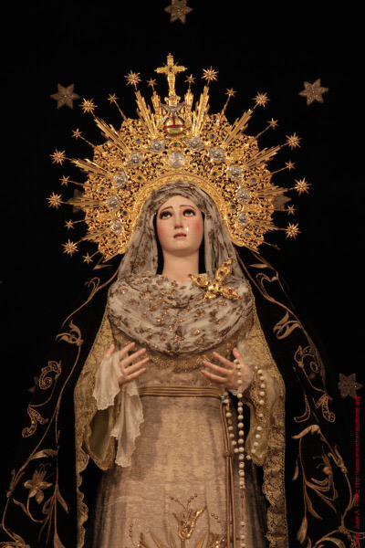 dCofradias's tweet photo. #dCofradiasPorLaProvincia
Por su parte, la Virgen de los Dolores es una imagen anónima realizada entre el final del S. XVIII y comienzos del S. XIX con mirada implorante al cielo, representando a María en edad madura. https://t.co/599l98mpxL