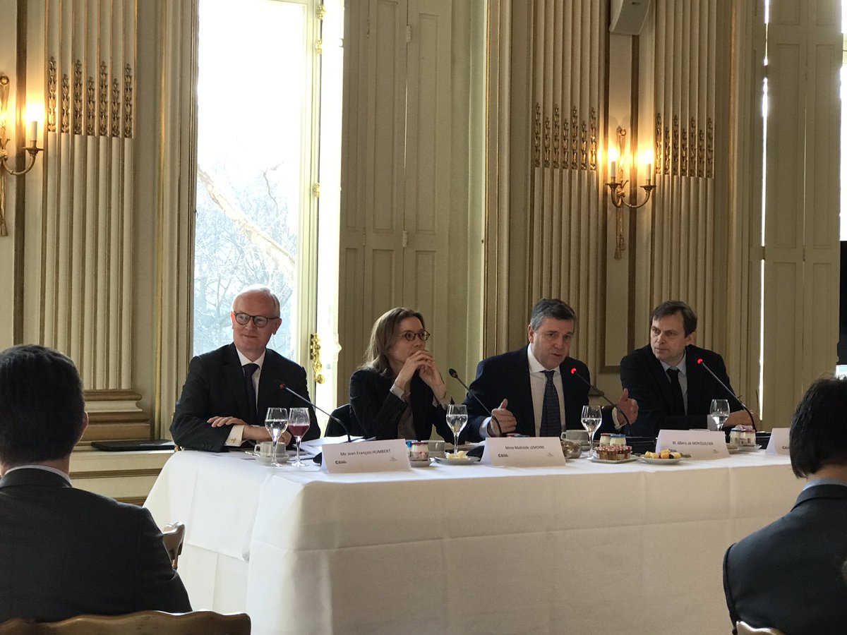 Fred_RousselHDF's tweet photo. Déjeuner débat ce matin avec #MathildeLemoine, @aldemontgolfier et @President_CSN sur le thème de la « rente immobilière ». Expression malsaine, qui vise à surtaxer...les classes moyennes qui travaillent et économisent, et qui payent déjà tous les impôts possibles ! Stop ! https://t.co/6FKS46raRG