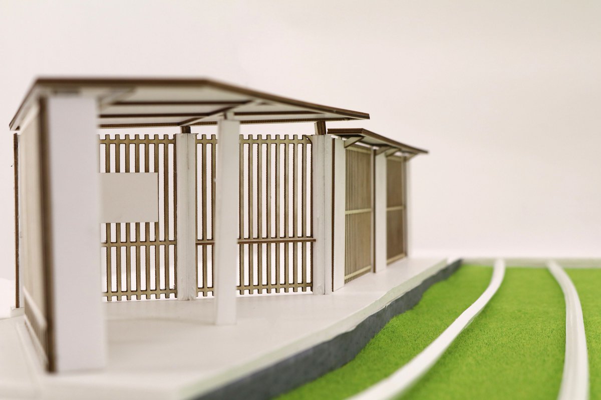 SoDA_2019's tweet photo. フジタ君の作品

タイトル：「新町」の街並みや建築的特徴の研究とそれを活かした新町停留所のデザインの提案

現在の新町停留所のデザインを一新し、新たに新町のランドマークとして愛される停留所の空間の提案。ユニバーサルデザイン、車や歩行者の死角を減らしつつ閉塞感のないデザ インを目指した https://t.co/6Bbr6wRO2Y