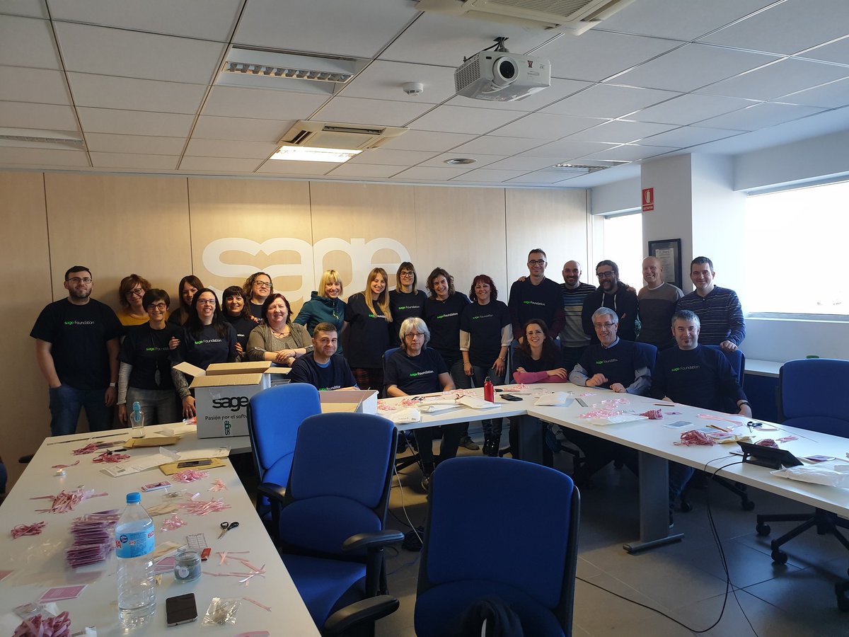 immaGaEs's tweet photo. Hoy en @SageSpain nos sumamos al reto de realizar 20000 lazos y pulseras a favor de la ONG @GEICAM @sagefoundation https://t.co/hhvnwIQUlj