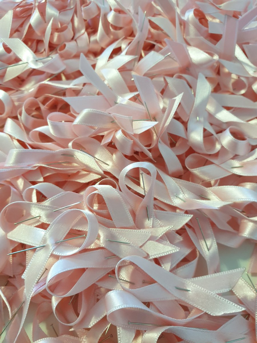 immaGaEs's tweet photo. Hoy en @SageSpain nos sumamos al reto de realizar 20000 lazos y pulseras a favor de la ONG @GEICAM @sagefoundation https://t.co/hhvnwIQUlj