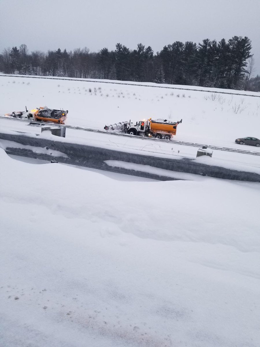 You know it’s bad when the plow is in the ditch (on Autoroute 5 near the IGA in Farm Point) #ottstorm #snowday2019 #otttraffic #Snowmaggedon2019