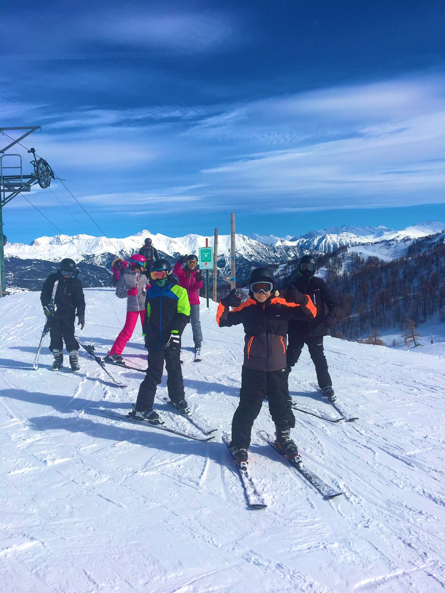 Trinityrenfrew's tweet photo. Day 4 of skiing β·π«π·
#groupphoto #trinityhigh #2019skitrip https://t.co/KlIQwHDhN3