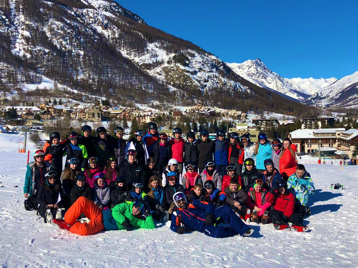 Trinityrenfrew's tweet photo. Day 4 of skiing β·π«π·
#groupphoto #trinityhigh #2019skitrip https://t.co/KlIQwHDhN3