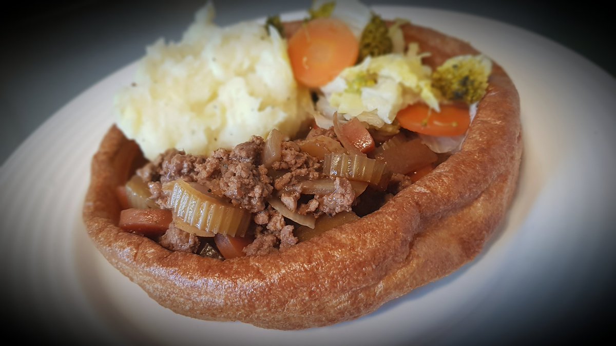 boardwalkcentre's tweet photo. Giant filled Yorkshire. Savoury Lamb Mince &amp; Vegetable Stew with Mashed Potato and mixed vegetables. @elioruk @Elior_Group #eatwithelior #Eliorfoodie https://t.co/vwh3LkcZrJ
