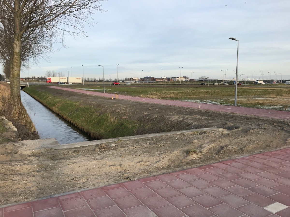 Het voorjaar komt er aan. De fiets kan uit de schuur. Het fietspad op Schiphol Logistics Park dat het oostelijk en westelijk deel met elkaar verbindt, is op tijd klaar.  Een paar facts&amp;figures: 800 meter lang, bijna 20.000 betontegels en 27 lichtmasten met LED-lampen.