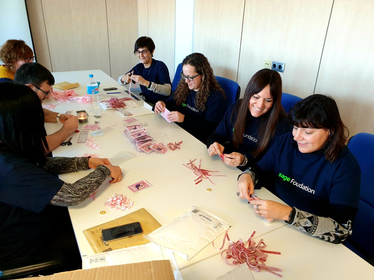 immaGaEs's tweet photo. Hoy en @SageSpain nos sumamos al reto de realizar 20000 lazos y pulseras a favor de la ONG @GEICAM @sagefoundation https://t.co/hhvnwIQUlj