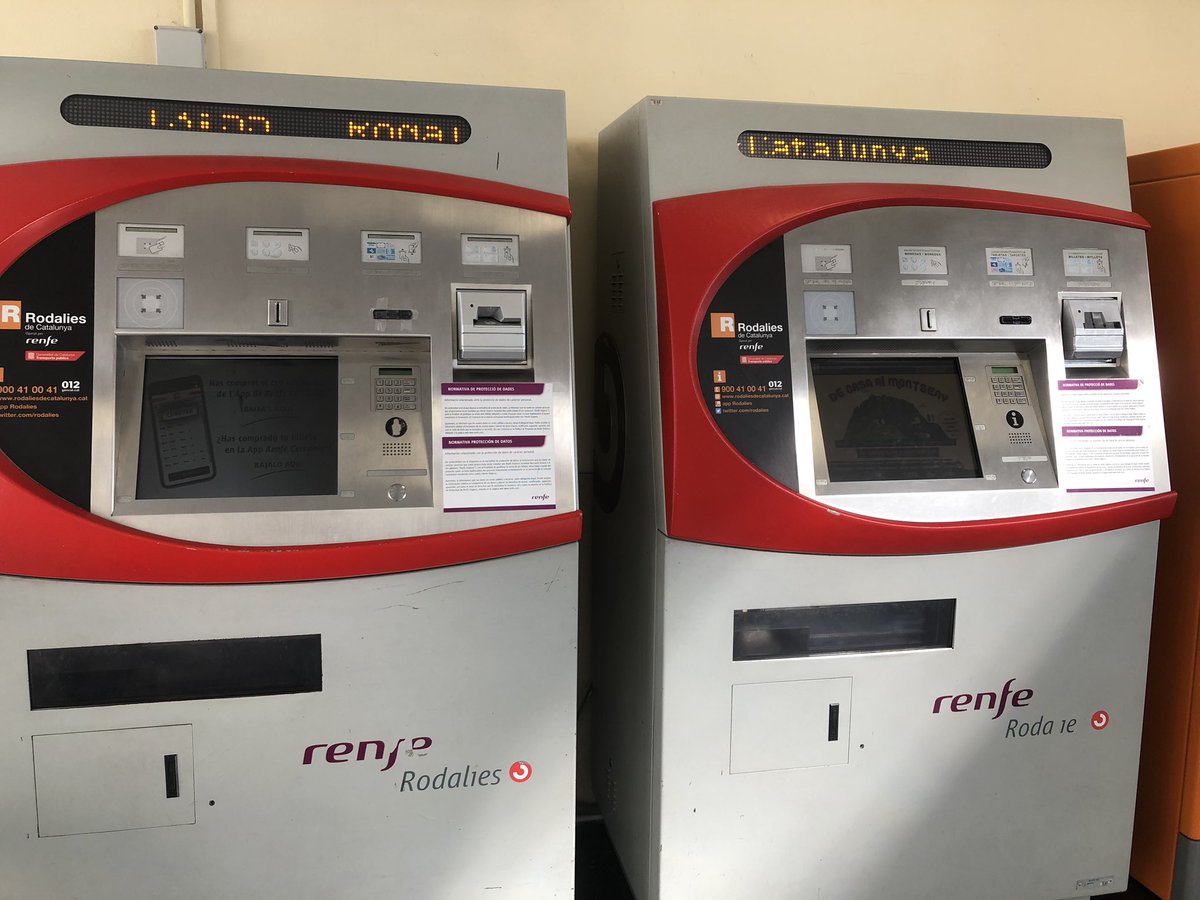 joanboschn's tweet photo. Vaig a comprar un #bitllet a l'estació de #Renfe d'Arenys de Mar, poso 5€ la màquina se'ls empassa, ho comento al noi de taquilla, ve un altre home a mirar-ho, l'obre i com que no hi són em diu que he de posar reclamació, que passi a dins... (segueix el fil) @rodalies @rod1cat https://t.co/BsOxFyPk2W