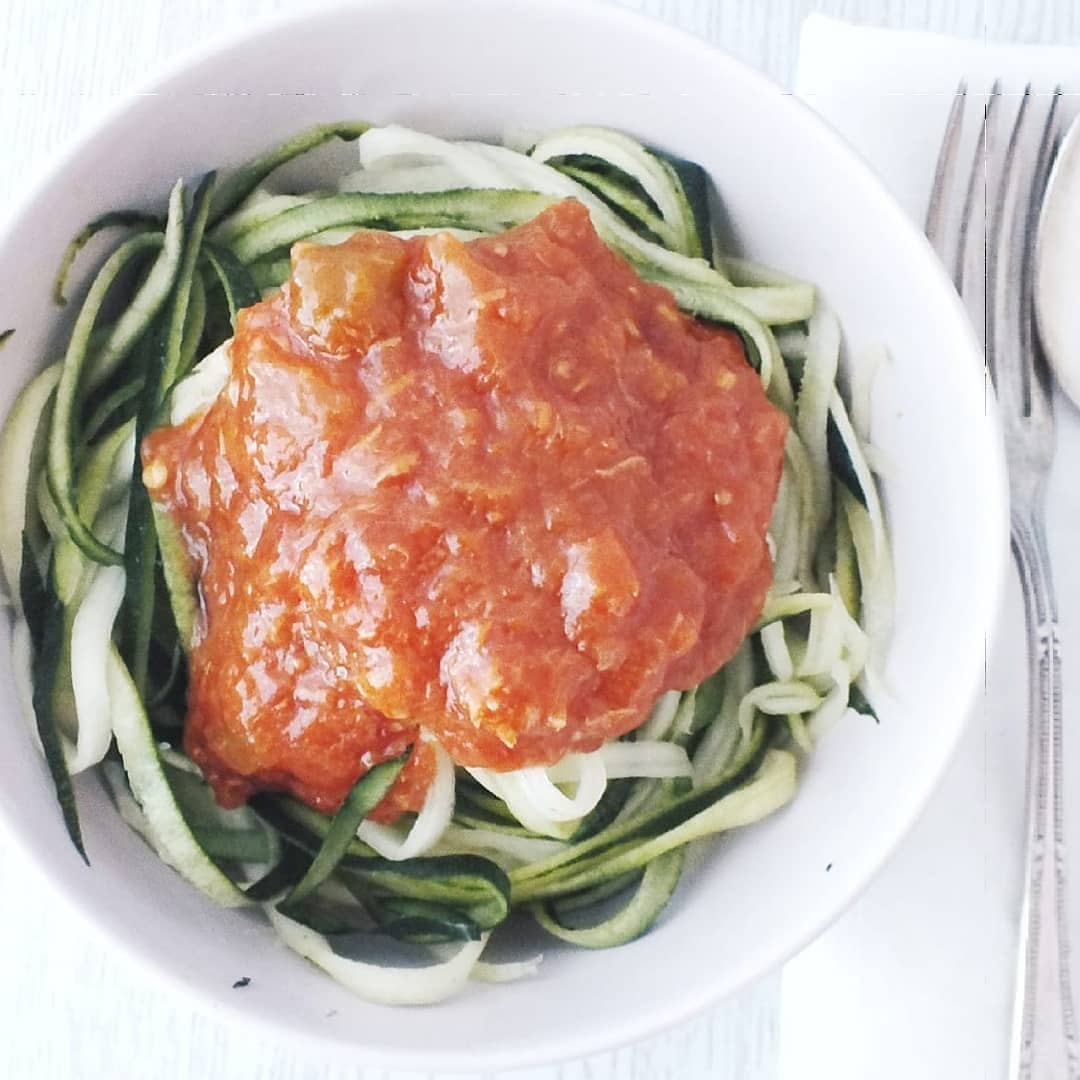 ¿Qué te parecen estos espaguetis de calabacín con nuestro tomate y pimiento frito con atún? ¡Están buenísimos! Es una opción fácil y saludable para cualquier día de la semana #ConservasVegaBaja #singluten