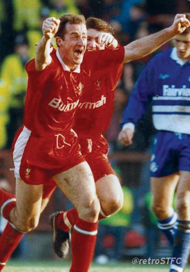 📆 #OnThisDay 1993

Steve White celebrates after scoring the opening goal in a 3-0 win against #Millwall at the County Ground. Paul Bodin and Shaun Taylor were also on the scoresheet as #Swindon continued their push for promotion.  

#STFC