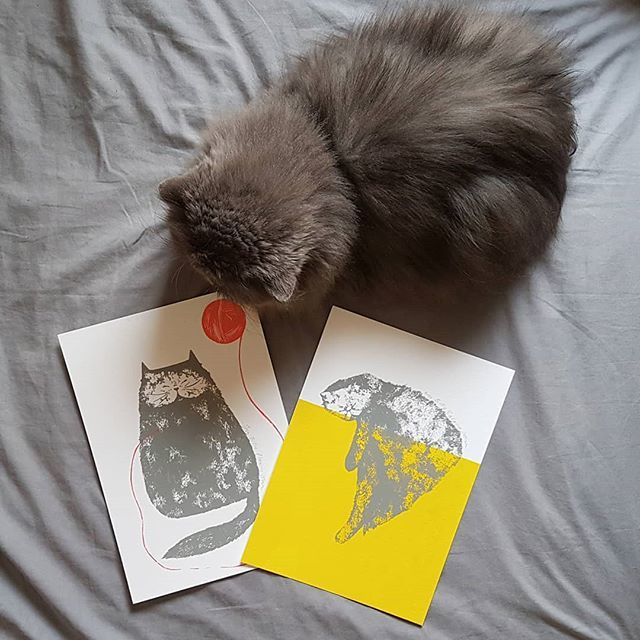 JuliaOgden's tweet photo. When you are this famous you can pose with pictures of..yourself!
*
*
*
*
*
*
*
*
*
*
#billylove #cat #catprints #screenprintinglife #screenprints #popsofcolor #lifewithcolour #billyprint #shopsmall #handmade #hamdmaderevolution #etsyseller https://t.co/2g76aRl9T8 https://t.co/yD4AbAmnWh