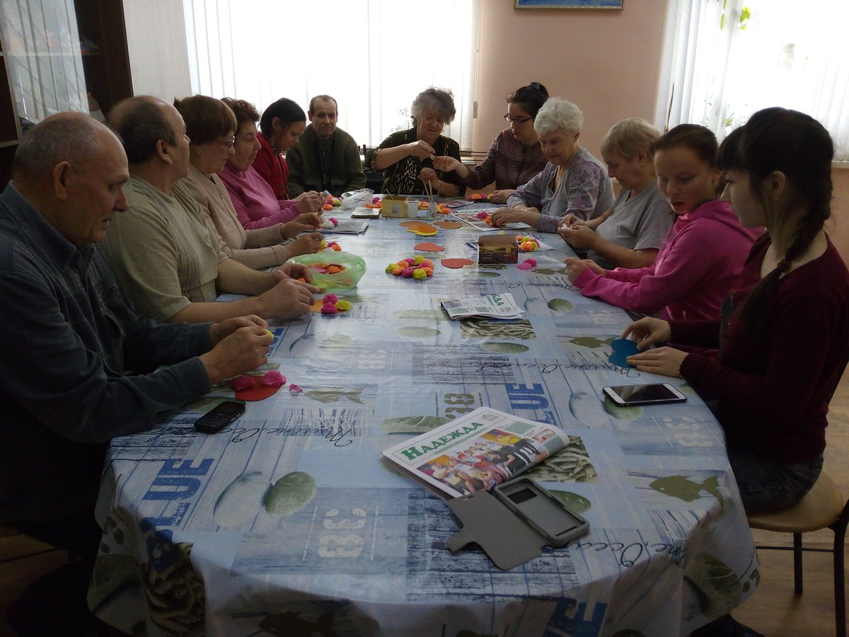 Завтра снова праздник.День влюблённых.Gусть католический,но любовь всегда превыше всего.Сегодня для взрослых получателей соцуслуг Илюткина Т.В. провела мастер-класс по изготовлению "валентинок".Пусть всегда у каждого будут рядом близкие,любимые люди!!#творчество без границ