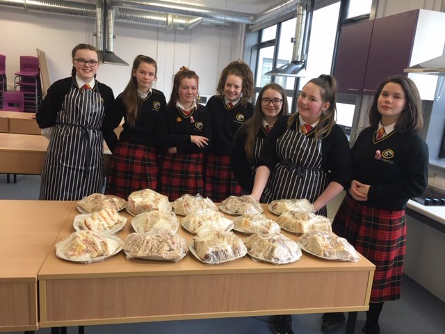 Scoláirí na 2ú bliana a rinne ceapairí le deonadh chuig @DundalkSimon mar chuid de Sheachtain na Meabhairshláinte. 2nd Yr Students who made sandwiches to donate to the Dundalk Simon Community as part of Positive Mental Health Week. #cúram