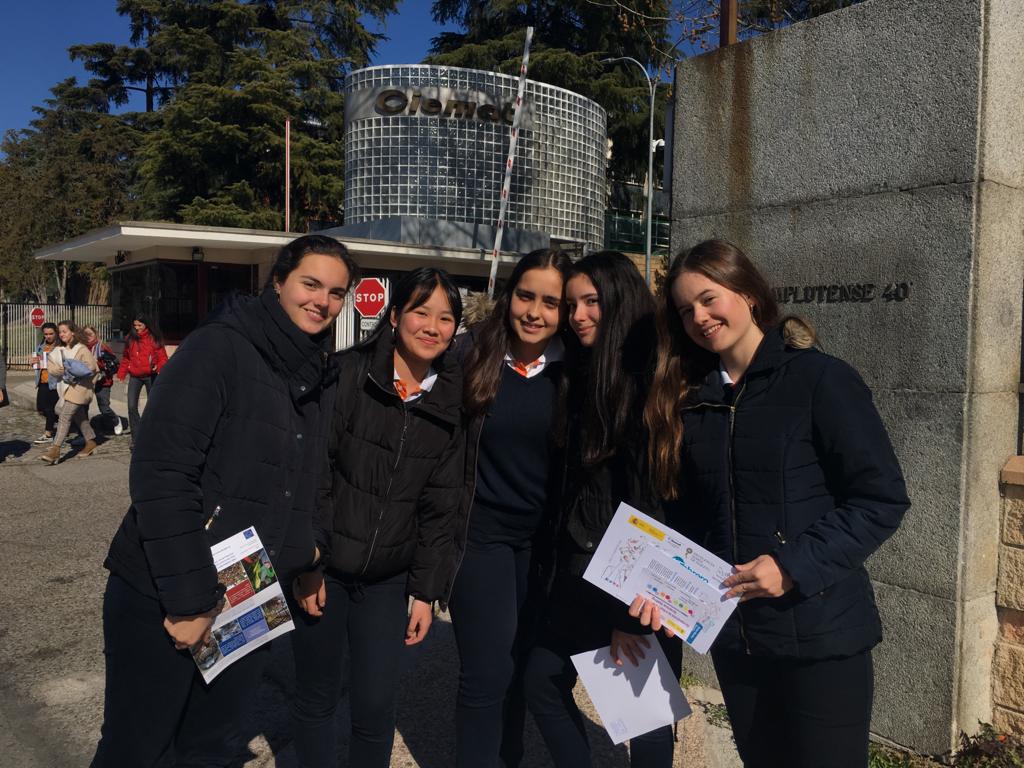 carmennavarro1's tweet photo. @nazaretoporto @11defebreroES Varias de nuestras alumnas de 4ESO participan hoy en el #ScienceDating en @CIEMAT_Moncloa . #VivirLaCiencia #CautivadasPorLaCiencia https://t.co/qObaolohVR