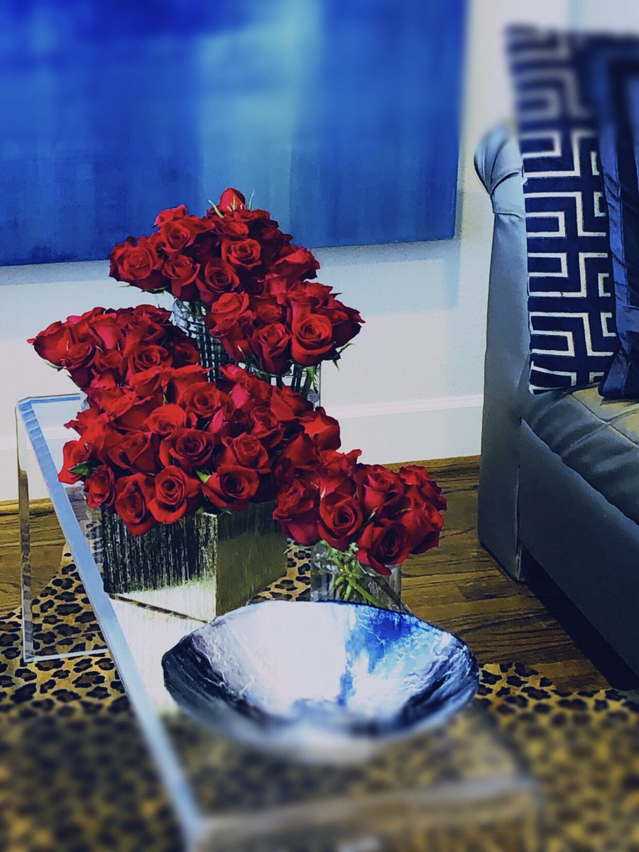 KembleStyle's tweet photo. WOW!! @SusieHomemaker1 said she wanted to send me some ๐นโs for Valentines โค๏ธ Day and look what arrived! These GORGEOUS COLUMBIAN ROSES are from @RoseClubforMen ! LOVE THEM! THANK YOU SUSIE & ROSE CLUB FOR MEN! #roses #ValentinesDay #RHOD #roseclubformen #SusieHomemaker https://t.co/R7oPyQvipy